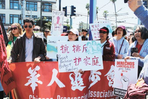 華人進步會及一眾華裔市民加入集會，抗議特朗普政府。記者梁穎欣攝